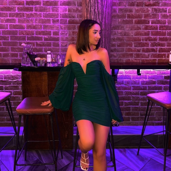 Beautiful emerald green dress! Size Small I don’t wear it anymore. Worn once! - Picture 1 of 1